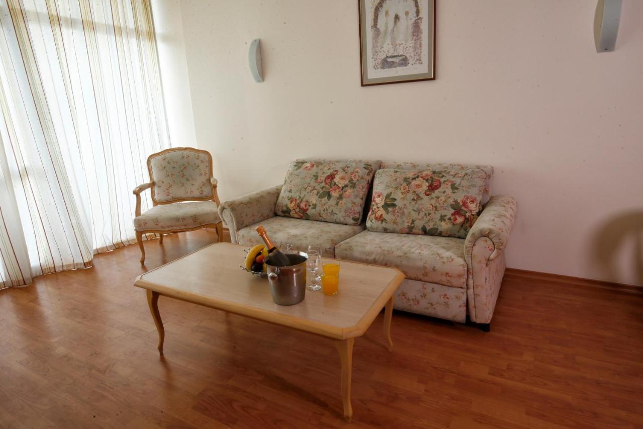 Grand Oasis Hotel
